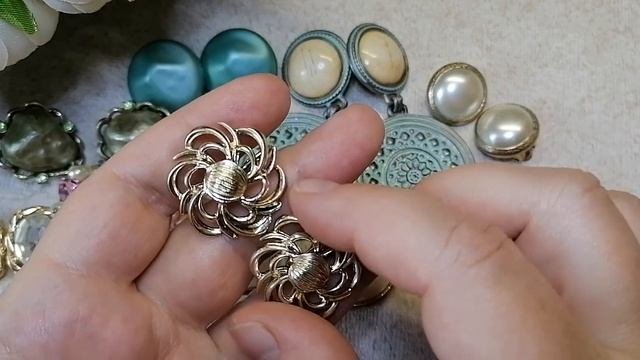 28. Распаковка посылки с винтажной бижутерией. Клипсы и броши.