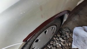 Покрасил кисточкой низ двери и пороги Лада калина коричневой краской 3 в 1
