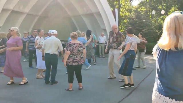 А ТЫ ТАКАЯ ЖЕ КРАСОТКА, КАК И ПРЕЖДЕ! ТАНЦЫ ХАРЬКОВ УКРАИНА ИЮЛЬ 2023 смотреть онлайн