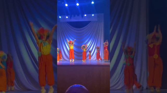 Подготовка к концерту и выступление весёлый день концерт Яны, почему здесь Яна клоун?❤️🤪 смотреть онлайн