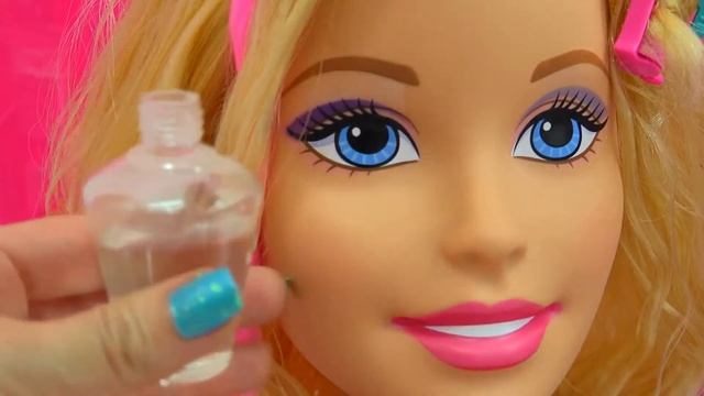 Barbie в салоне красоты.