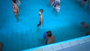 ПЛАВАЕМ В БАССЕЙНЕ С ВОЛНАМИ в Баварских Альпах Германия