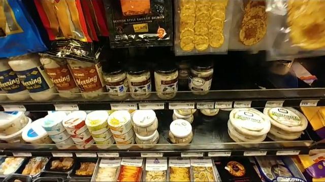 США. Русские, якобы, русские БЛИНЫ С ИКРОЙ в дорогом американском магазине. смотреть онлайн