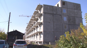 Проштрафившийся подрядчик увеличил темпы строительства многоэтажки для переселенцев в Абазе