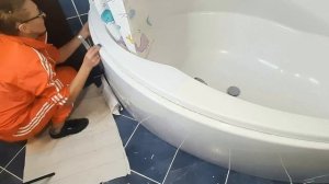 Замена швов между кафелем. Затирка, работа с силиконом. Ремонт в ванной.