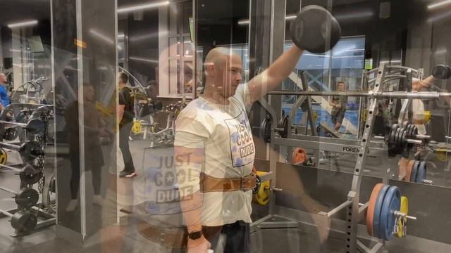 Подъем гантелей перед собой