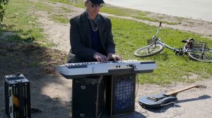 Уличный музыкант играет на синтезаторе в г. Волжский