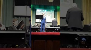 "И стояли барышни у обочин", поёт Владимир Коварский.