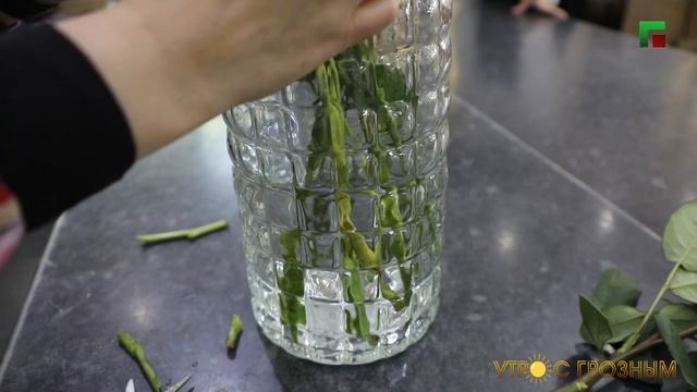 КАК КРАСИВО СОБРАТЬ ЦВЕТЫ В ВАЗУ смотреть онлайн