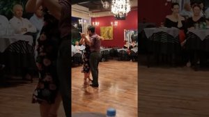 Karina Daluda y Guillermo Barrionuevo. Pensalo Bien (D'Arienzo) Milonga Cachirulo. 26abr22