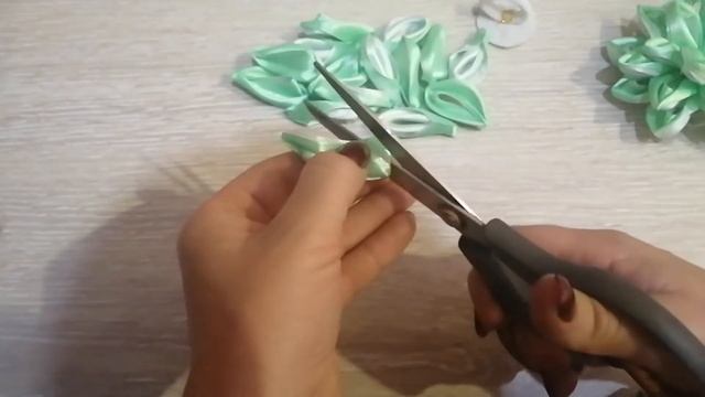 Канзаши. Красивая Art резинка своими руками. Резинка для волос и брошь. Рукоделие. смотреть онлайн