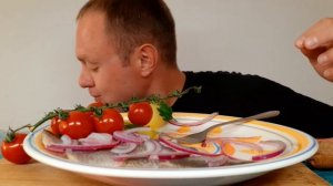 МУКБАНГ. ОБЖОР. СЕЛЁДКА ИВАСИ С КРАСНЫМ ЛУЧКОМ, КАРТОХА, ЧЕРРИ МЕДОВЫЕ.