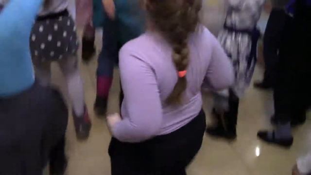 Новый Год в Театре и драмы , Дед Мороз дарит подарки смотреть онлайн