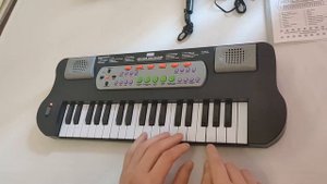 Игра на детском синтезаторе