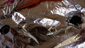 Газовую плиту  застелила фольгой . Фольга спасает  и эмаль не портится. Когда идëт консервация.