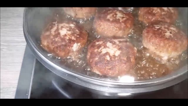 Котлеты на жаренной картошке !
