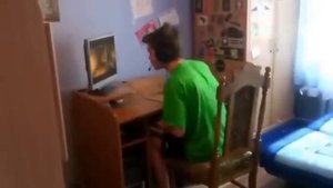 конкретный игрок кс 1.6 выкинул комп с окна