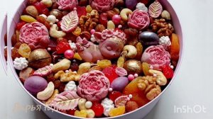 Орехи, сухофрукты и шоколад в шляпной коробке