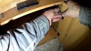 Замена старых сломанных мебельных петель шкафа на современные новые. Настройка.