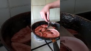 Вкусняшки на сковородке: жареная колбаска