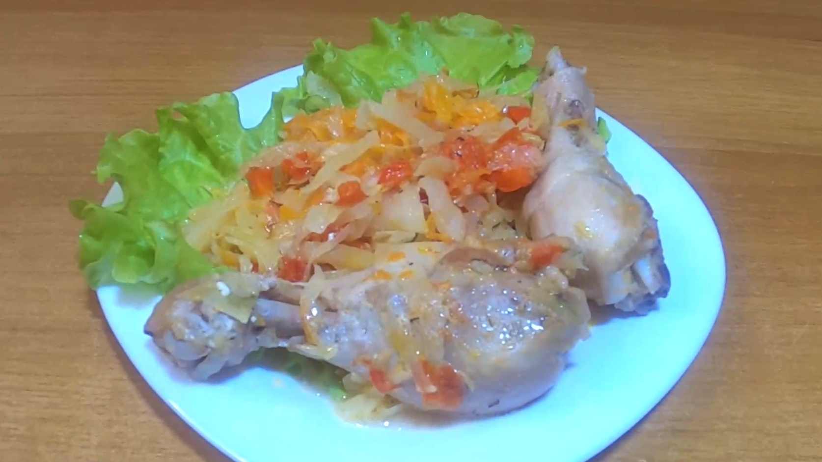 Курица тушеная с капустой, помидорами и тмином.