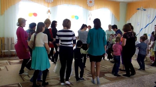 Танец с мамами. Старшая группа. 8 марта в детском саду. смотреть онлайн
