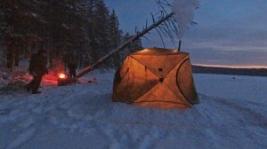 ЗИМНЯЯ РЫБАЛКА С НОЧЁВКОЙ. ХОРОШИЙ КЛЁВ ОКУНЯ. НОЧУЕМ В ПАЛАТКЕ НА ЛЬДУ. КЛЁВАЯ РЫБАЛКА