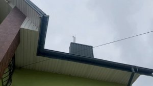 Процес чищення димоходу від сажі/Процес чистки дымохода от сажи