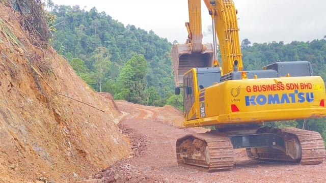 Road compaction using a Komatsu excavator (langkah akhir) is the end of a road repair project #4k смотреть онлайн