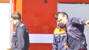 Юра уже разлил креозот. В подвале дома - ядовитая жидкость.