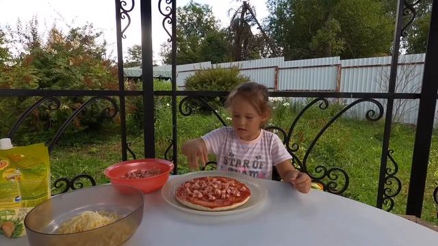 Дочка готовит пиццу ! Pizza смотреть онлайн