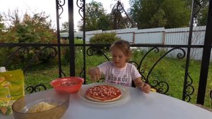 Дочка готовит пиццу !  Pizza