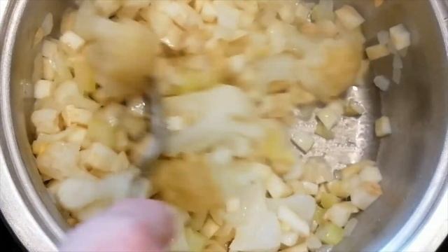 Суп-пюре из сельдерея и цветной капусты. Ешь и стройней! смотреть онлайн