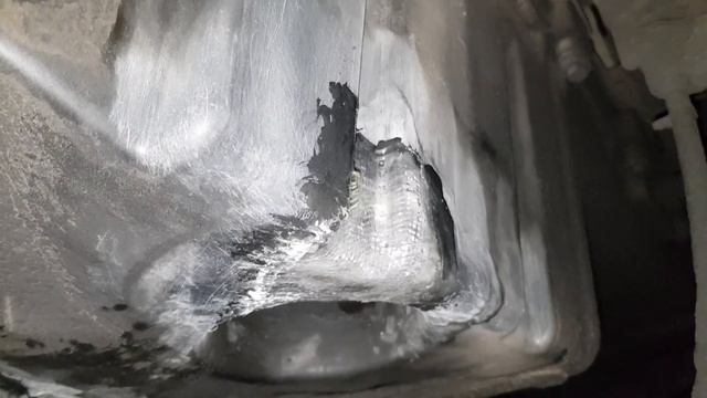 Renault Premium DXI, треснул пластиковый поддон в двух местах. смотреть онлайн