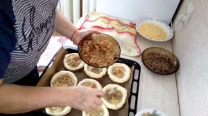 Мини-пицца с фаршем и солёными огурцами.