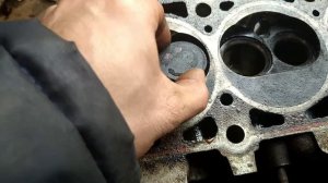 Разбиты втулки клапанов. Стёрта ножка клапана. Задубели сальники.