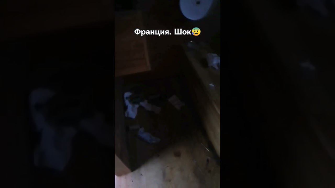 Деревянный туалет во Франции. Тут не убирают?!