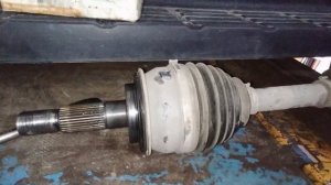 Toyota Fortuner 2009 год замена сальника переднего левого привода.