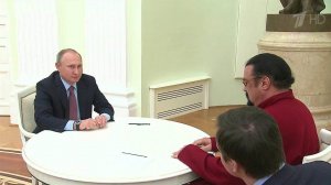 Президент вручил актеру Стивену Сигалу российский паспорт