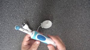 Зубная щетка электрическая ORAL-B Vitality Sensitive Clean D12.513S Видеоотзыв (обзор) Андрея