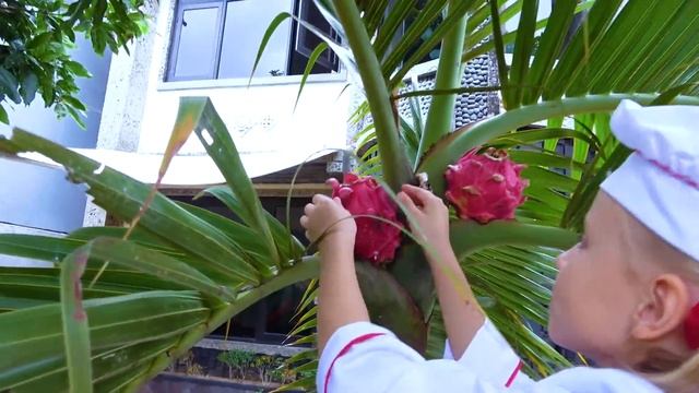 Алиса и Ева играют в кафе и готовят мороженое из фруктов смотреть онлайн