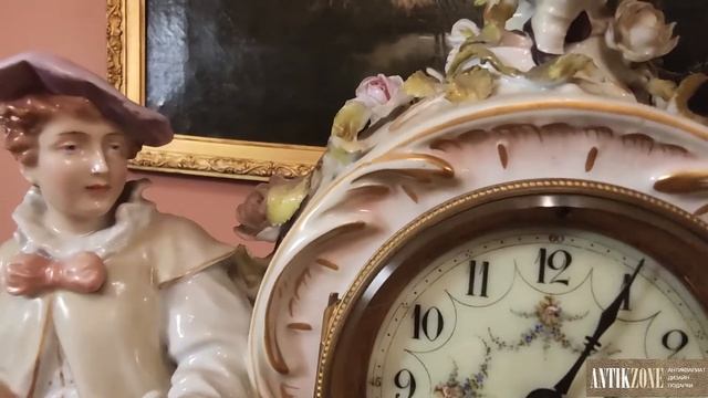 Старинные фарфоровые каминные часы в стиле Рококо