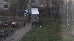Фура заехала во двор Софийской 48/1