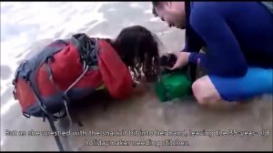 Туристка поплатилась за селфи с акулой | Woman is bitten by a shark after picking it up for a SELFI