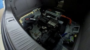 Замена 12В аккумулятора. Chevrolet Volt 2014