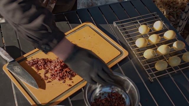 Копченые фаршированные яйца bbq на угольном гриле Kamado Joe смотреть онлайн