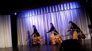 Три девушки танцуют в Москве башкирский танец.