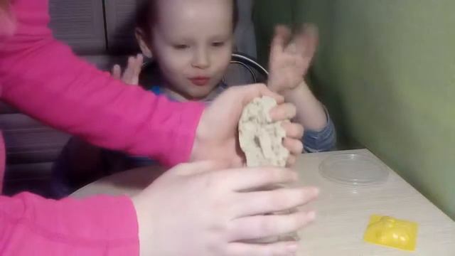 Открываем песок для лепки . смотреть онлайн