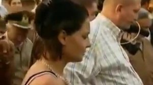 Женщина вытаскивает малыша из колодца
