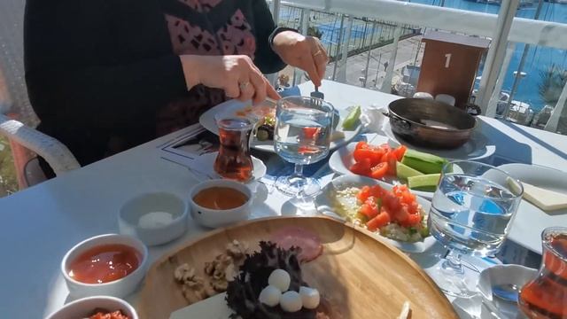 Турция 2021.Турецкий завтрак в Кушадасы с завораживающим видом на море смотреть онлайн